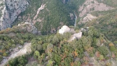 Yunanistan 'ın Messenian Mani bölgesindeki Avia' daki Gaitses köyü yakınlarındaki meşhur Ridomo geçidi üzerindeki hava manzarası.
