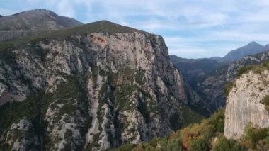 Yunanistan 'ın Messenian Mani bölgesindeki Avia' daki Gaitses köyü yakınlarındaki meşhur Ridomo geçidi üzerindeki hava manzarası.