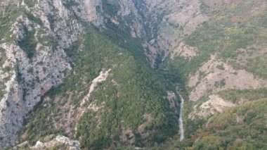 Yunanistan 'ın Messenian Mani bölgesindeki Avia' daki Gaitses köyü yakınlarındaki meşhur Ridomo geçidi üzerindeki hava manzarası.