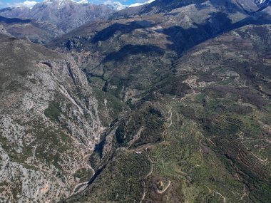 Taygetus Dağı 'ndaki ünlü Ridomo geçidinden havadan manzara. Vadi, Messenia, Yunanistan 'daki Mani bölgesinde Kentro Avia ve Pigadia Köyleri yakınlarındaki jeomorfolojik oluşum elementleri açısından zengin ve derindir.