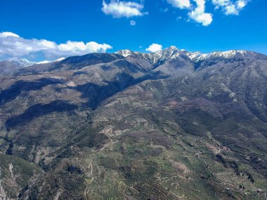 Taygetus Dağı 'ndaki ünlü Ridomo geçidinden havadan manzara. Vadi, Messenia, Yunanistan 'daki Mani bölgesinde Kentro Avia ve Pigadia Köyleri yakınlarındaki jeomorfolojik oluşum elementleri açısından zengin ve derindir.