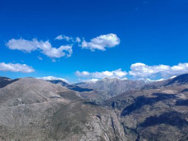 Taygetus Dağı 'ndaki ünlü Ridomo geçidinden havadan manzara. Vadi, Messenia, Yunanistan 'daki Mani bölgesinde Kentro Avia ve Pigadia Köyleri yakınlarındaki jeomorfolojik oluşum elementleri açısından zengin ve derindir.