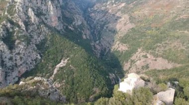 Yunanistan 'ın Messenian Mani bölgesindeki Avia' daki Gaitses köyü yakınlarındaki meşhur Ridomo geçidi üzerindeki hava manzarası.