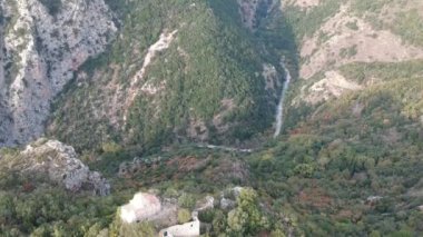 Yunanistan 'ın Messenian Mani bölgesindeki Avia' daki Gaitses köyü yakınlarındaki meşhur Ridomo geçidi üzerindeki hava manzarası.
