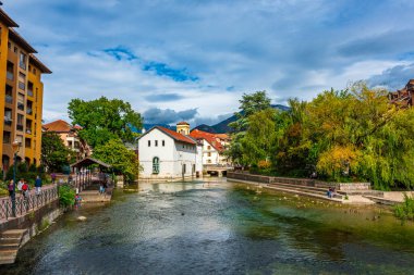 Fransa 'da bulutlu bir gökyüzüne karşı Thiou nehrinin yanı sıra Annecy kasabasının güzel manzarası.