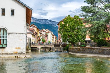 Fransa 'da bulutlu bir gökyüzüne karşı Thiou nehrinin yanı sıra Annecy kasabasının güzel manzarası.