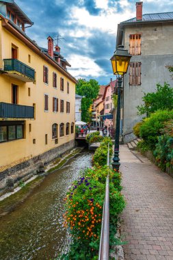 Fransa 'nın eski Annecy kasabası Haute Savoie' de renkli binaları olan güzel şehir manzarası.