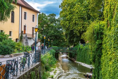 Fransa 'da bulutlu bir gökyüzüne karşı Thiou nehrinin yanı sıra Annecy kasabasının güzel manzarası.