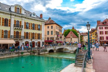 Fransa 'nın eski Annecy kasabası Haute Savoie' de renkli binaları olan güzel şehir manzarası.