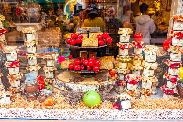 Fransa 'nın Annecy kasabasında Sweets ve yerel ürünlerle donatılmış güzel mağazalar.