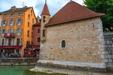 Palais de l 'Isle, Fransa' da Alplerin Venedik 'i olarak adlandırılan Savoy' un başkenti Annecy 'de ünlü bir manzara.