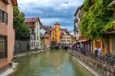 Fransa 'nın eski Annecy kasabası Haute Savoie' de renkli binaları olan güzel şehir manzarası.