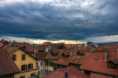 Fransa 'da, Annecy, Haute Savoie' de, eski şehrin kırmızı kiremitli çatıları dramatik bulutlu gökyüzüne karşı..