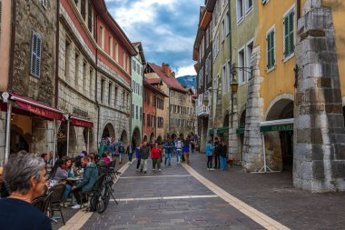 Fransa 'nın eski Annecy kasabası Haute Savoie' de renkli binaları olan güzel şehir manzarası.