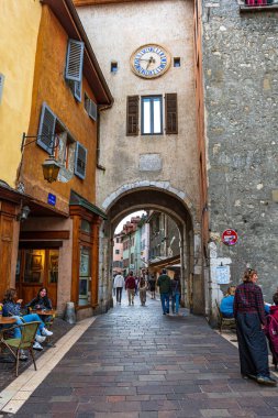Fransa 'nın eski Annecy kasabası Haute Savoie' de renkli binaları olan güzel şehir manzarası.