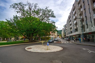 Fransa 'nın güneydoğusunda, Annecy, Haute-Savoie' deki Gare d 'Annecy tren istasyonu çevresindeki Annecy kasabasının kentsel manzarası..