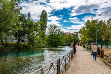 Annecy kasabasının güzel sokaklarında bulutlu bir gökyüzüne karşı yürüyen turistler ve ziyaretçiler. Annecy, Haute Savoie Fransa 'da.
