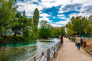 Fransa 'da bulutlu bir gökyüzüne karşı Thiou nehrinin yanı sıra Annecy kasabasının güzel manzarası.
