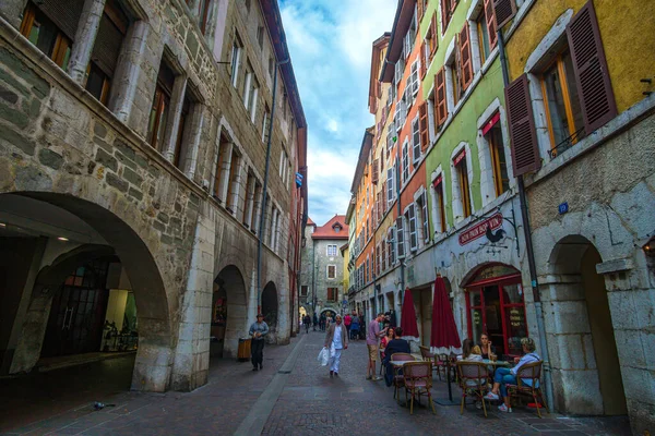 Fransa 'nın eski Annecy kasabası Haute Savoie' de renkli binaları olan güzel şehir manzarası.