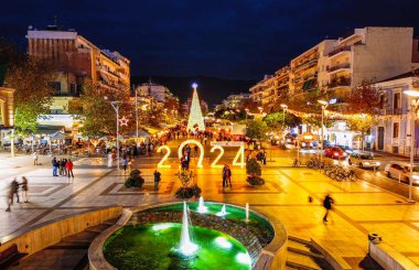 Yunanistan 'ın Kalamata kentindeki Aristomenous meydanında Noel döneminde hava manzarası. Kalamata, Yunanistan.