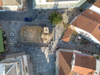Yunanistan 'ın Kalamata Şatosu' nun yanındaki Yunanistan 'ın Kalamata sahil kentinin eski tarihi merkezinde 23 Mart Meydanı üzerindeki hava manzarası