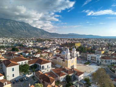 Yunanistan 'ın Kalamata Şatosu' nun yanındaki Kalamata sahil kenti Yunanistan 'ın eski tarihi merkezi üzerindeki hava manzarası