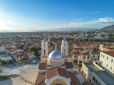 Yunanistan 'ın Kalamata Şatosu' nun yanındaki Kalamata sahil kenti Yunanistan 'ın eski tarihi merkezi üzerindeki hava manzarası