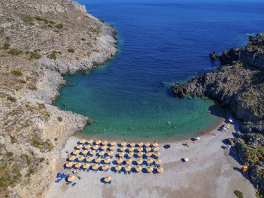 Gün batımında Kythira Adası 'ndaki ünlü Melidoni kayalık plajının hava panoramik manzarası. Kristal berrak su ve küçük kayalık bir körfez, Akdeniz ve Avrupa 'da Yunanistan ile şaşırtıcı manzara.