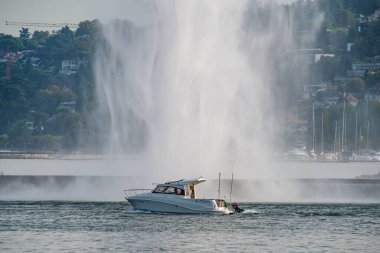 Cenevre, İsviçre 8 Eylül 2023: İsviçre 'nin Cenevre kentindeki Jet d' Eau büyük çeşmesine yakın görüş