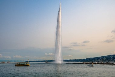 Cenevre, İsviçre 8 Eylül 2023: İsviçre 'nin Cenevre kentindeki Jet d' Eau büyük çeşmesine yakın görüş