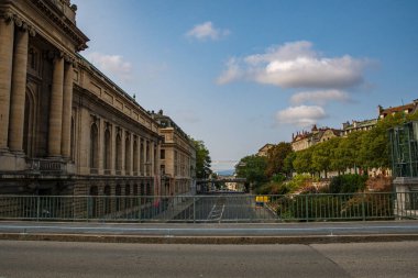 Cenevre, İsviçre - 8 Eylül 2023: Sanat ve Tarih Müzesinin dış görünüşü. İsviçre 'nin Cenevre kentinde 1 milyondan fazla sergi parçasından oluşan dev bir müze.