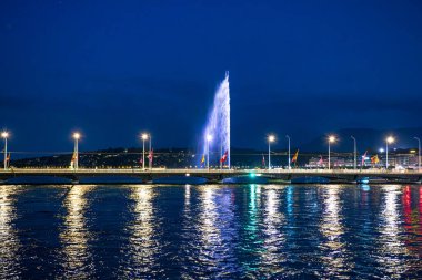 Cenevre, İsviçre 8 Eylül 2023: İsviçre 'deki Cenevre şehrinin güzel yansımalarıyla gece nehir kenarı manzarası