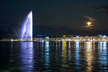 Cenevre, İsviçre 8 Eylül 2023: İsviçre 'de Cenevre şehrinde dolunaya karşı güzel yansımalarla gece nehir manzarası