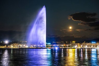 Cenevre, İsviçre 8 Eylül 2023: İsviçre 'de Cenevre şehrinde dolunaya karşı güzel yansımalarla gece nehir manzarası