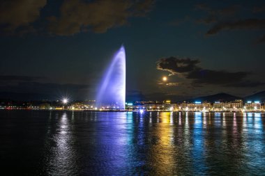 Cenevre, İsviçre 8 Eylül 2023: İsviçre 'de Cenevre şehrinde dolunaya karşı güzel yansımalarla gece nehir manzarası