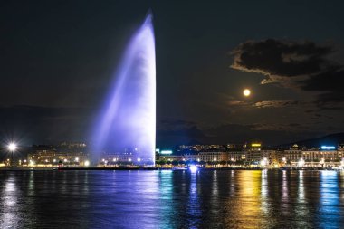 Cenevre, İsviçre 8 Eylül 2023: İsviçre 'de Cenevre şehrinde dolunaya karşı güzel yansımalarla gece nehir manzarası