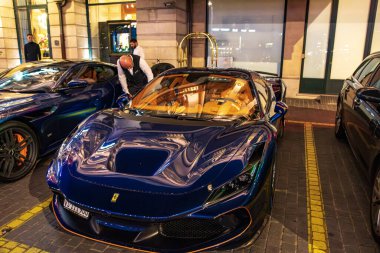 Cenevre, İsviçre - 30 Ağustos 2023: Ferrari F8 Tributo supercar İsviçre 'de Cenevre' de Four Seasons Hotel önünde