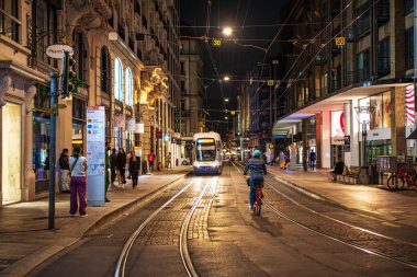 Cenevre, İsviçre - 8 Eylül 2023: Cenevre sokakları ve İsviçre 'nin Cenevre merkezinde toplu taşımacılık