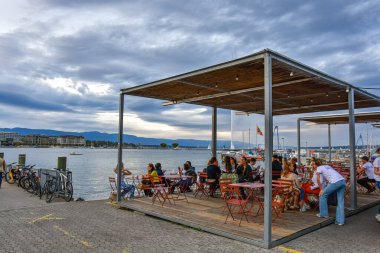 Cenevre, İsviçre 8 Eylül 2023: İsviçre 'nin Cenevre kentindeki Rhone nehrinin akşam manzarası