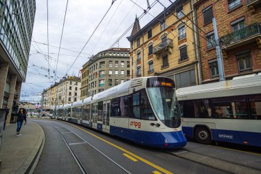 Cenevre, İsviçre - 8 Eylül 2023: Cenevre sokakları ve İsviçre 'nin Cenevre merkezinde toplu taşımacılık