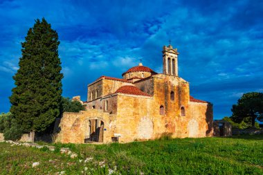 Yunanistan 'ın Messenia kentindeki Pylos şehrinin Kalesi' ndeki Kurtarıcının Dönüşümünün Tarihi Kilisesi 'nin dış görünüşü.