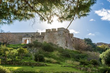 Pylos City, Navarino Area, Messinia, Yunanistan 'daki ünlü Pylos veya Niokastro Kalesi' nden manzara.