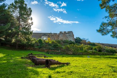 Pylos City, Navarino Area, Messinia, Yunanistan 'daki ünlü Pylos veya Niokastro Kalesi' nden manzara.