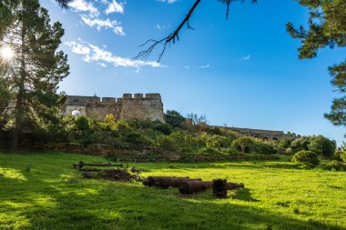Pylos City, Navarino Area, Messinia, Yunanistan 'daki ünlü Pylos veya Niokastro Kalesi' nden manzara.