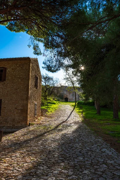 Pylos City, Navarino Area, Messinia, Yunanistan 'daki ünlü Pylos veya Niokastro Kalesi' nden manzara.