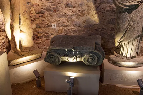 Pylos Kalesi, Niokastro bölgesindeki Pylos Arkeoloji Müzesi 'nin içinde. Sergiler tarih öncesi dönemden Roma dönemine kadar uzanıyor..