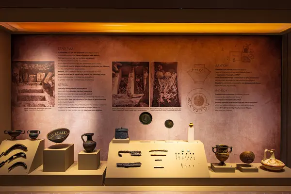 니오카스트로 지역의 필로스 고고학 박물관 필로스 전시회는 시대부터 시대까지의 기간으로 스톡 사진