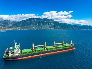 Derin mavi Ege Denizi 'ne demirlenmiş büyük bir yük tankerinin havadan çekilmiş fotoğrafı..