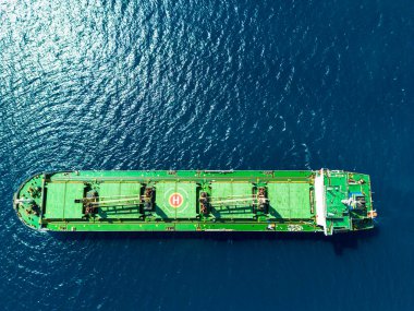 Derin mavi Ege Denizi 'ne demirlenmiş büyük bir yük tankerinin havadan çekilmiş fotoğrafı..