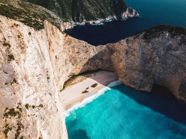 Yunanistan 'ın Zakynthos adasındaki ünlü Navagio plajı (Batık Kumsalı) üzerinde hava manzarası. İyon Denizi 'nin, Navagio' nun ya da Batık Sahili 'nin en güzel mücevherlerinden biri Zakynthos' un dünyaca ünlü doğal görüntüsünden sonra açık ara en popüler mekanıdır.